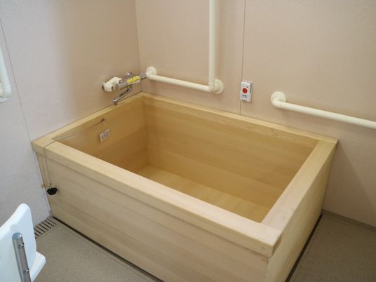 木製の浴槽と手すり