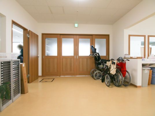 明るい廊下と車椅子