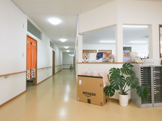 明るい廊下と掲示物