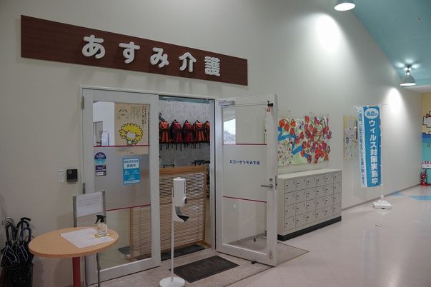 明るい受付のエントランス  