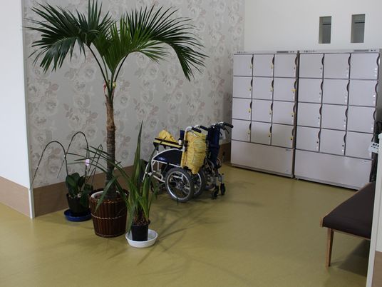 車椅子とロッカーのある室内