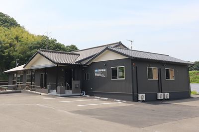 モダンな建物の外観
