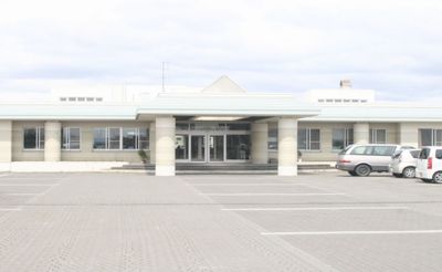車の停まる施設外観