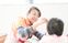 子供と遊ぶ女性