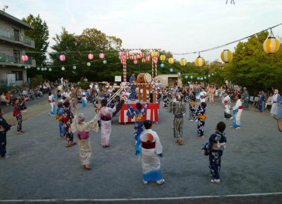 夏祭りを楽しむ人々