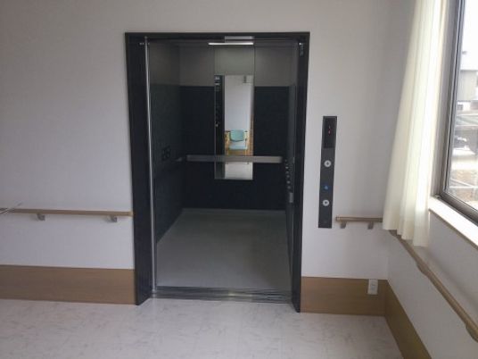 清潔なエレベーターの開口部