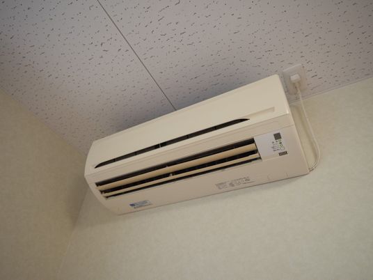 壁掛け型のエアコン