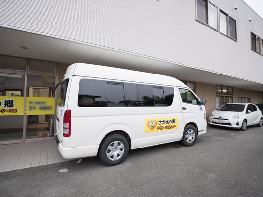 バスと建物のエントランス