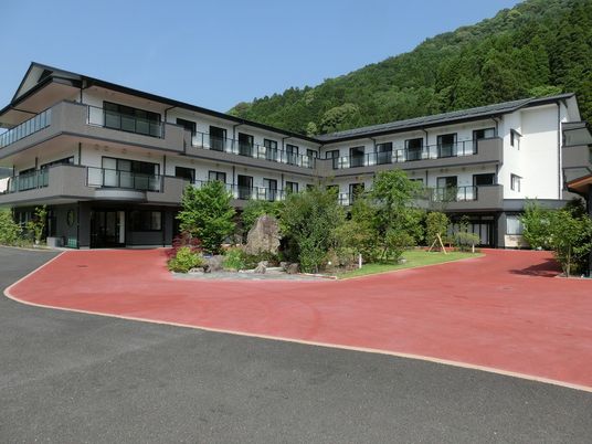 緑に囲まれた建物