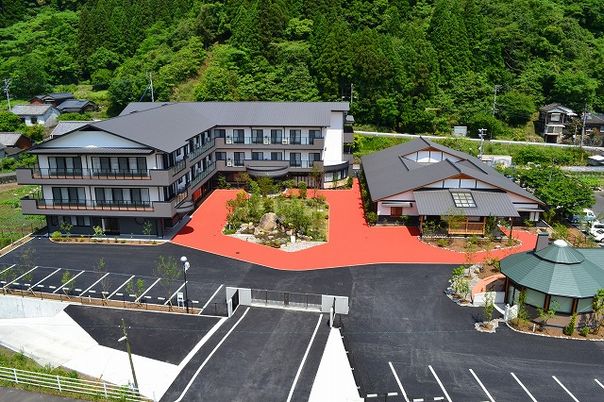 緑に囲まれた建物の外観