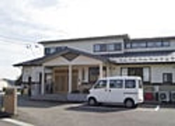 車が停まる建物外観