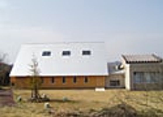 広い庭付きの建物