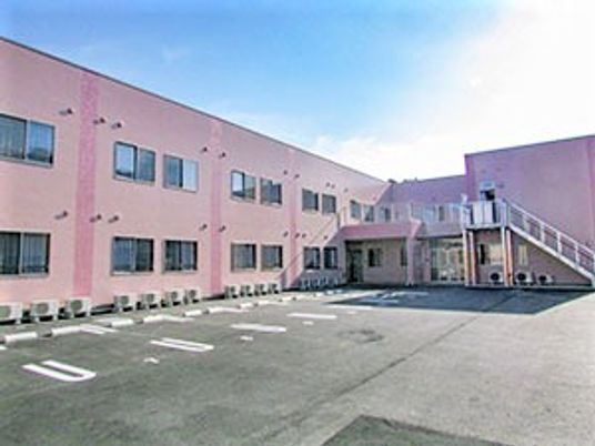 ピンク色の外壁の建物