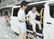車から降りる場面