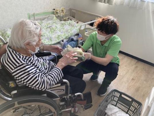 介護スタッフと利用者の交流
