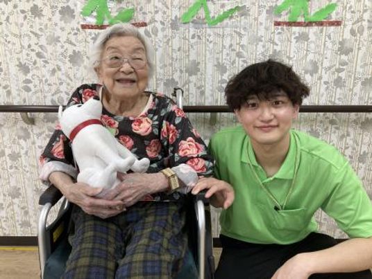 笑顔のおばあさんとスタッフ