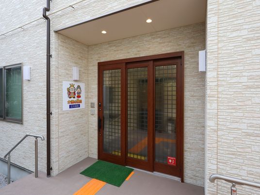 エントランス外観と看板