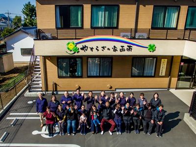 笑顔で挨拶する集合写真