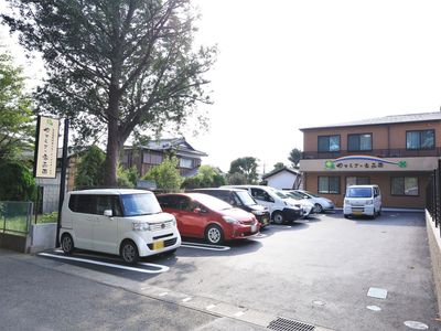 施設前駐車場と入口