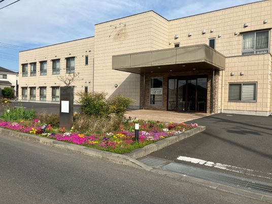 エントランスと花壇のある建物