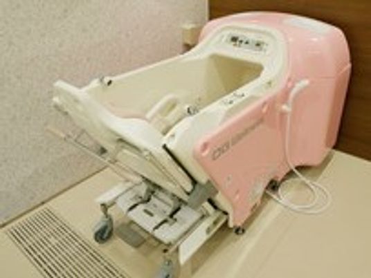 ピンク色の洗髪用椅子