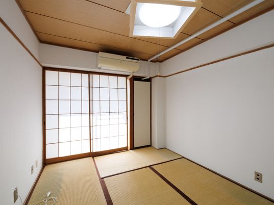 明るい和室の居室