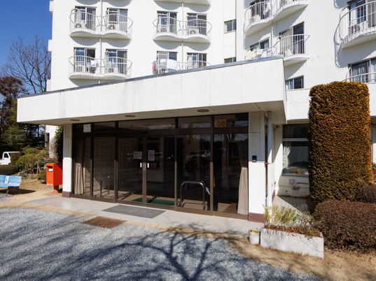 明るい建物のエントランス