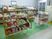 売店の商品棚と陳列