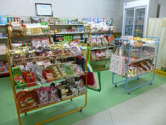 売店の商品棚と陳列