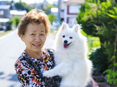 笑顔の女性と白い犬