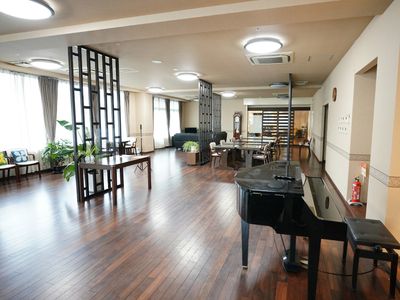 広々とした快適なラウンジ