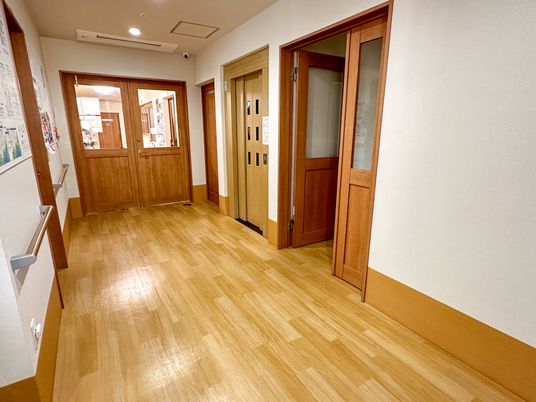 温もりある廊下の風景