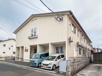 ゆったりとした外観の建物
