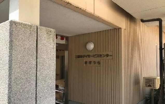 落ち着いた入口の外観