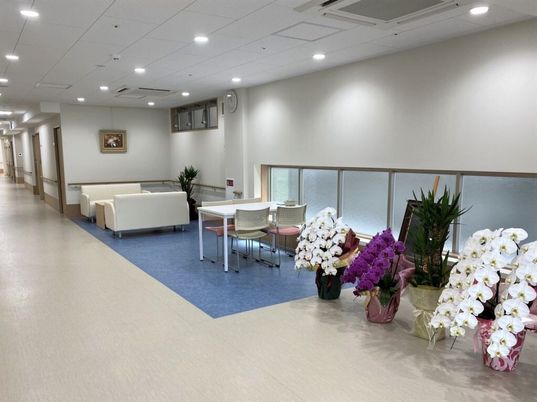清潔な廊下と休憩コーナー