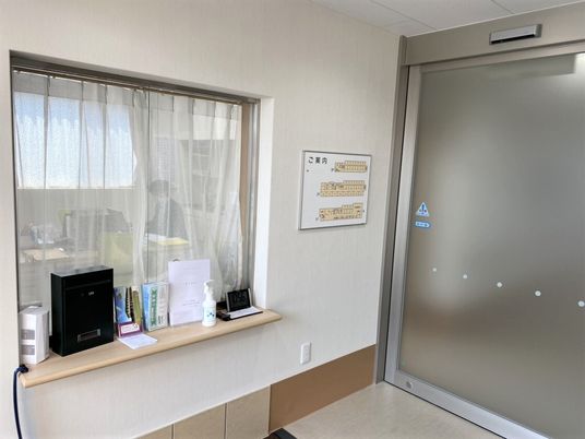 受付カウンターとエレベーター