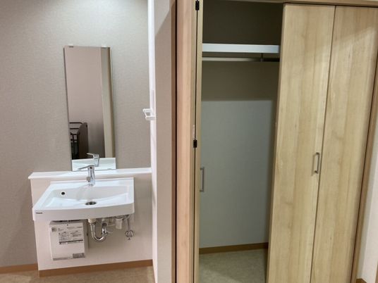 洗面台とクローゼットの部屋