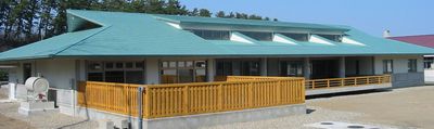 開放的な建物エントランス