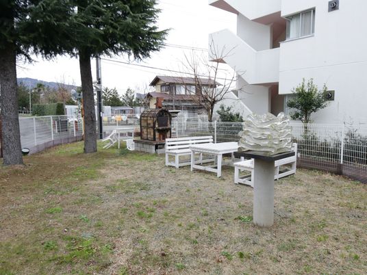 白いベンチのある中庭
