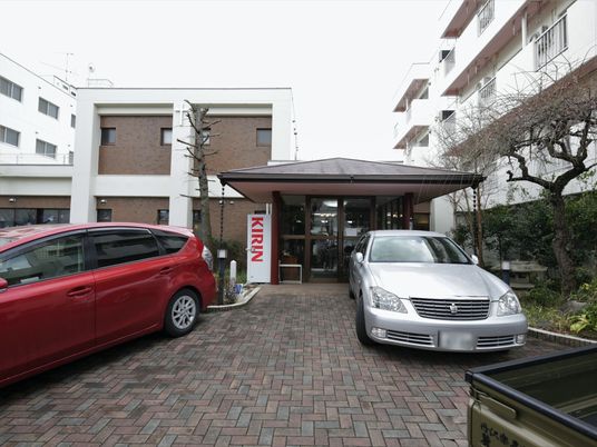 建物前のエントランス