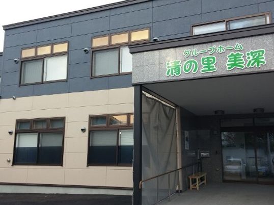広々とした明るい施設外観