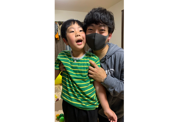笑顔を交わす人々