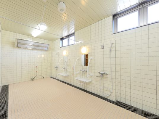 バリアフリー設計の浴室