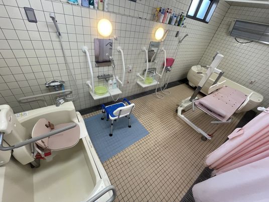 入浴補助設備のある浴室