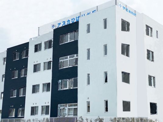 青空と建物の外観
