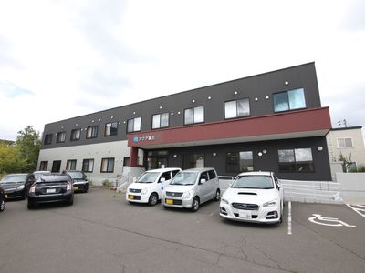 現代的な外観の建物