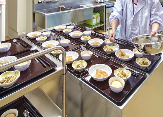 配膳を準備するキッチン