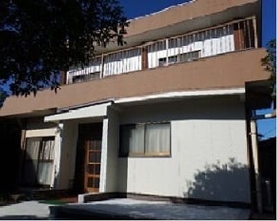 温かな光が差し込む建物