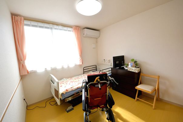 明るい個室の居室
