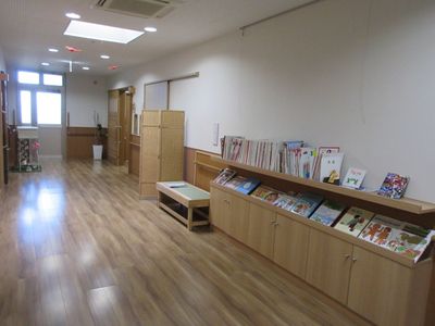 本棚のある廊下